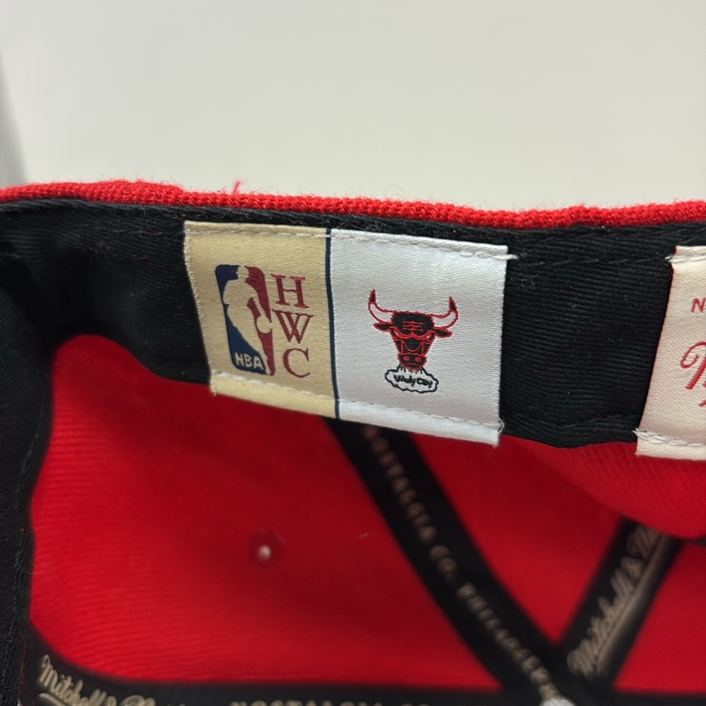 Chicago Bulls Mitchell & Ness Hardwood Classics Team Two-Tone 2.0 Snapback Hat - Picture 5 of 6